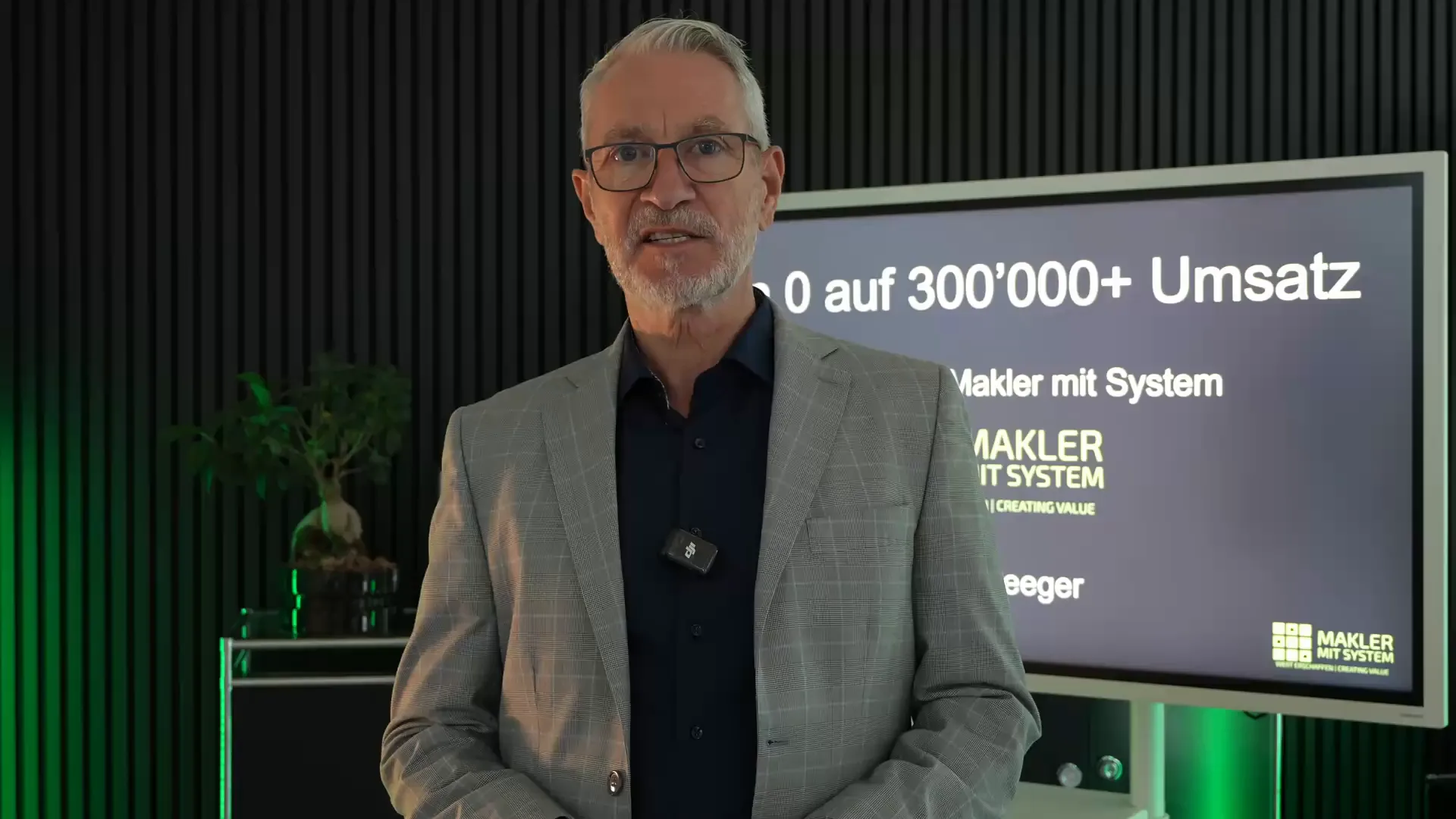 Knut Seeger spricht im Webinar in die Kamera
